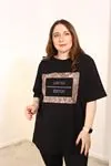 RENKTE BÜYÜK BEDEN ÖNÜ BASKI DETAYLI SİYAH TSHİRT&BLUZ