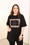 RENKTE BÜYÜK BEDEN ÖNÜ BASKI DETAYLI SİYAH TSHİRT&BLUZ
