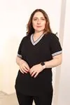 RENKTE BÜYÜK BEDEN YAKASI VE KOLU DANTEL GÜPÜRLÜ SİYAH BLUZ