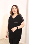 RENKTE BÜYÜK BEDEN OMUZU VE CEBİ TAŞLI SİYAH BLUZ