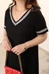 RENKTE BÜYÜK BEDEN V YAKASI SİM ŞERİTLİ ELBİSE