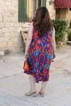 RENKTE BÜYÜK BEDEN DESENLİ ELBİSE