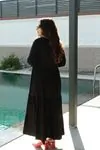RENKTE BÜYÜK BEDEN KIRMIZI PONPON DETAY UZUN SİYAH ELBİSE