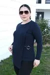 RENKTE AKSESUARLI LACİVERT TRİKO BLUZ