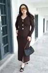 RENKTE GENİŞ KESİM TASARIM AKSESUARLI KAHVERENGİ ELBİSE