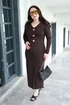 RENKTE GENİŞ KESİM TASARIM AKSESUARLI KAHVERENGİ ELBİSE