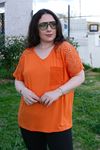 RENKTE GENİŞ KESİM OMUZU VE CEBİ DANTEL ÖRGÜLÜ TURUNCU BLUZ