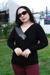 RENKTE GENİŞ KESİM YAKASI FİLELİ SİM DETAY BLUZ