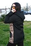 RENKTE GENİŞ KESİM LEOPAR DETAY CEPLİ CEKET