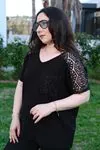 RENKTE GENİŞ KESİM OMUZU VE CEBİ DANTEL ÖRGÜLÜ SİYAH BLUZ
