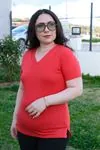 RENKTE KIRMIZI GENİŞ KESİM V YAKA PAMUKLU ESNEK BLUZ