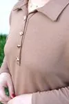 RENKTE GENİŞ KESİM GOLD DÜĞMELİ YAKALI KAHVE BLUZ