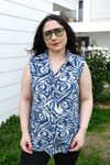 RENKTE BÜYÜK BEDEN KALIN ASKILI DESENLİ BLUZ
