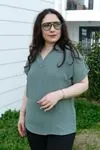 RENKTE BÜYÜK BEDEN DÜĞME DETAYLI YEŞİL KISA KOLLU BLUZ