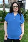 RENKTE BÜYÜK BEDEN DÜĞME DETAYLI İNDİGO KISA KOLLU BLUZ