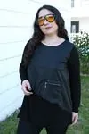 RENKTE BÜYÜK BEDEN CEBİ FERMUAR DETAY DERİLİ SİYAH BLUZ