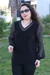 RENKTE BÜYÜK BEDEN İNCİ DETAYLI SİYAH BLUZ