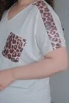 RENKTE BÜYÜK BEDEN OMUZLARI VE CEBİ LEOPAR PULLU BEYAZ BLUZ