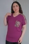 RENKTE BÜYÜK BEDEN OMUZLARI VE CEBİ LEOPAR PULLU MOR BLUZ