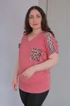 RENKTE BÜYÜK BEDEN OMUZLARI VE CEBİ LEOPAR PULLU PUDRA BLUZ