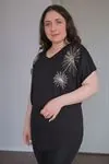 RENKTE BÜYÜK BEDEN YILDIZ PUL NAKIŞLI SİYAH BLUZ