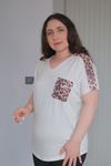 RENKTE BÜYÜK BEDEN OMUZLARI VE CEBİ LEOPAR PULLU BEYAZ BLUZ