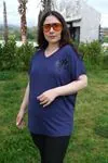 RENKTE BÜYÜK BEDEN İKİ YILDIZLI TAŞLI LACİVERT BLUZ