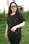 RENKTE BÜYÜK BEDEN ZİNCİR TAŞ İŞLEMELİ SİYAH BLUZ