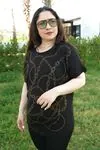RENKTE BÜYÜK BEDEN ZİNCİR TAŞ İŞLEMELİ SİYAH BLUZ