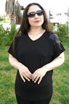 RENKTE BÜYÜK BEDEN OMUZLARI KELEBEK TAŞLI SİYAH BLUZ