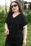 RENKTE BÜYÜK BEDEN OMUZLARI PARÇALI KARE TAŞLI SİYAH BLUZ