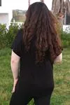 RENKTE YAZI VE NATURAL TAŞLI SİYAH BLUZ