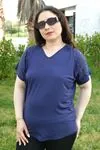 RENKTE BÜYÜK BEDEN OMUZLARI PARÇALI KARE TAŞLI LACİVERT BLUZ