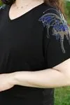 RENKTE BÜYÜK BEDEN OMUZLARI KELEBEK TAŞLI SİYAH BLUZ