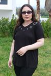 RENKTE BÜYÜK BEDEN YAKASI HALKA TAŞLI SİYAH BLUZ