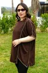 RENKTE GENİŞ KESİM SİMLİ BİYE DETAY KAHVERENGİ BLUZ