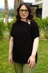RENKTE BÜYÜK BEDEN YAKASI TOKALI SİYAH BLUZ