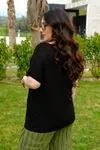 RENKTE BÜYÜK BEDEN YAKASI TOKALI SİYAH BLUZ