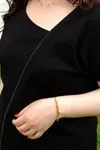 RENKTE BÜYÜK BEDEN SİMLİ SİYAH BLUZ
