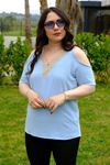 RENKTE GENİŞ KESİM OMUZLARI DEKOLTELİ MAVİ BLUZ