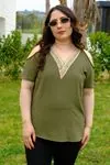 RENKTE GENİŞ KESİM OMUZLARI DEKOLTELİ HAKİ BLUZ