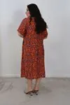 RENKTE BÜYÜK BEDEN GENİŞ KESİM DESENLİ ELBİSE