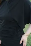 RENKTE BÜYÜK BEDEN VALON KOLLU BÜZGÜLÜ SİYAH BLUZ