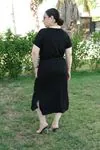 RENKTE BÜYÜK BEDEN YANLARI YIRTMAÇLI KEMERLİ SİYAH ELBİSE