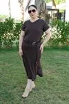 RENKTE BÜYÜK BEDEN YANLARI YIRTMAÇLI KEMERLİ KAHVERENGİ ELBİSE
