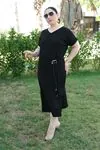 RENKTE BÜYÜK BEDEN YANLARI YIRTMAÇLI KEMERLİ SİYAH ELBİSE