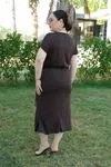 RENKTE BÜYÜK BEDEN YANLARI YIRTMAÇLI KEMERLİ KAHVERENGİ ELBİSE