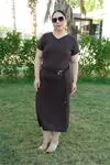 RENKTE BÜYÜK BEDEN YANLARI YIRTMAÇLI KEMERLİ KAHVERENGİ ELBİSE