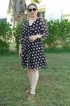 RENKTE BÜYÜK BEDEN PUANTİYELİ V YAKA MİDİ ELBİSE
