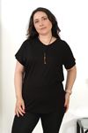 RENKTE BÜYÜK BEDEN KOLYELİ SİYAH BLUZ
